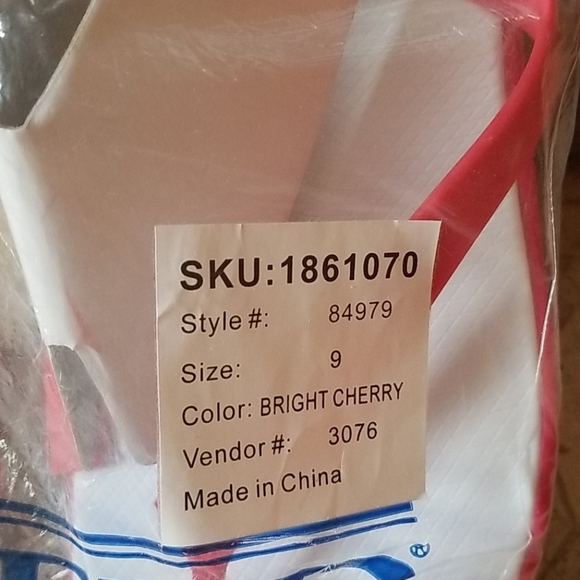 New flip flops - Picture 2 of 3